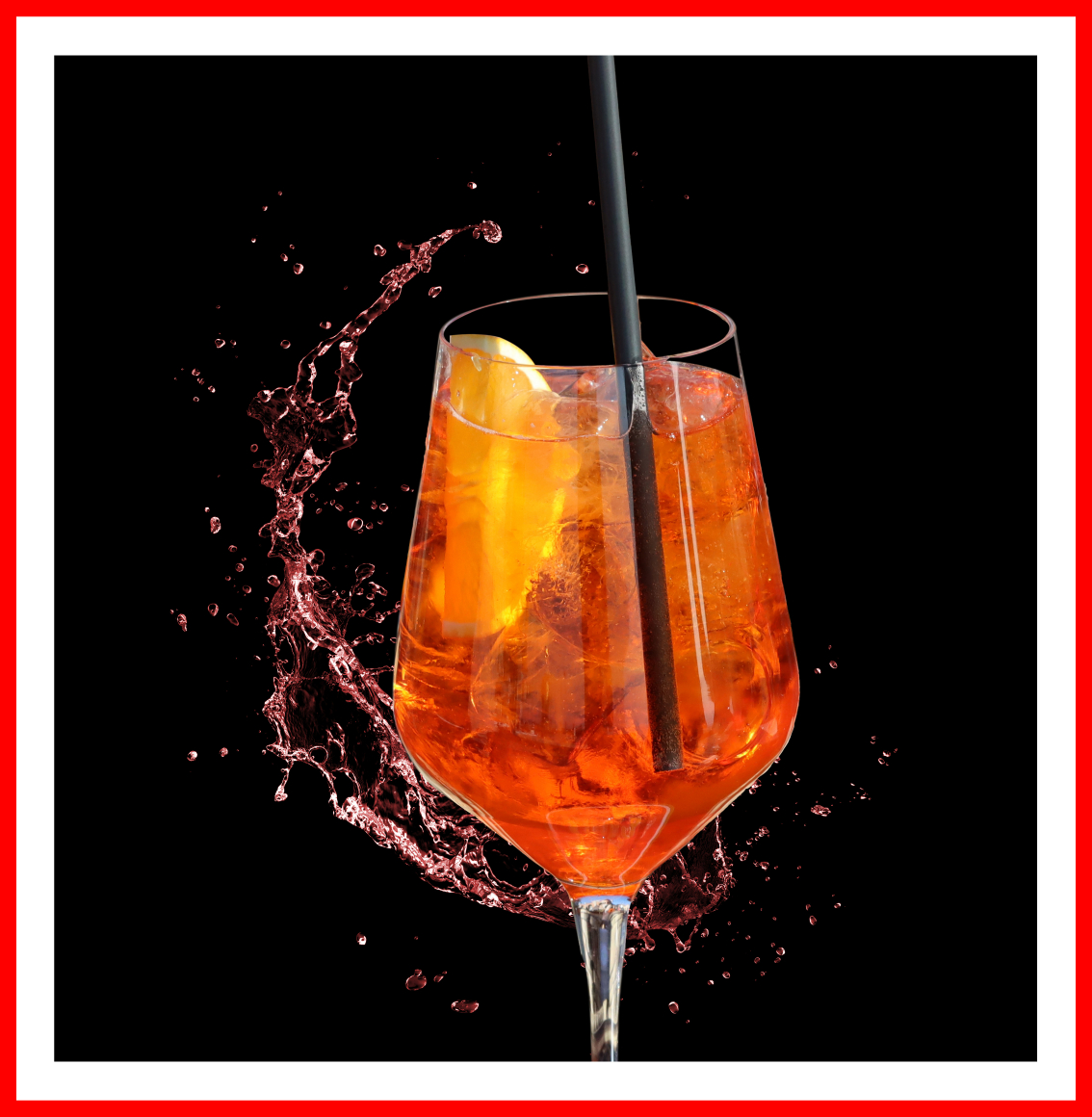 Glas mit orangem Sprizz-Getränk, Orangenscheibe und Strohhalm auf schwarzem Hintergrund.