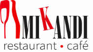 Logo MIKANDI Restaurant Café – weiß-roter Schriftzug auf schwarzem Hintergrund, mit angedeutetem roten Glas und Flasche, das K leicht nach oben versetzt.